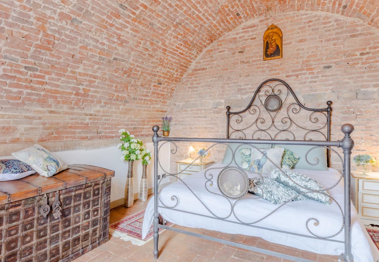 Apartment in Lucca - Casa La Guardia, a Classic 3 bedrooms Panoramic Apartment inside a Medieval tower dating back to 1100s within the Walls of Lucca