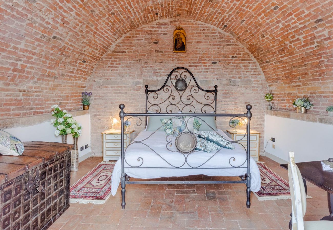 Apartment in Lucca - Casa La Guardia, a Classic 3 bedrooms Panoramic Apartment inside a Medieval tower dating back to 1100s within the Walls of Lucca