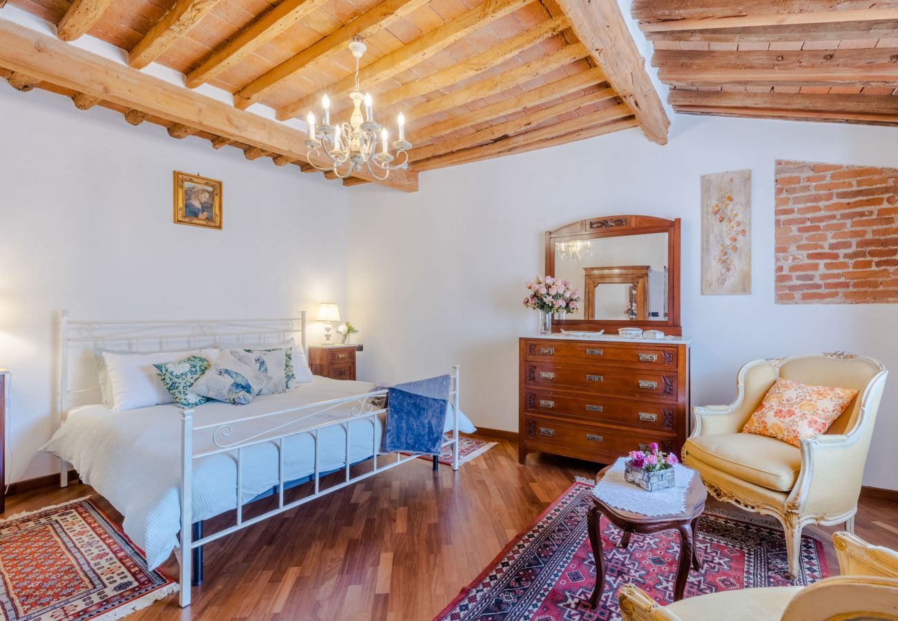 Apartment in Lucca - Casa La Guardia, a Classic 3 bedrooms Panoramic Apartment inside a Medieval tower dating back to 1100s within the Walls of Lucca