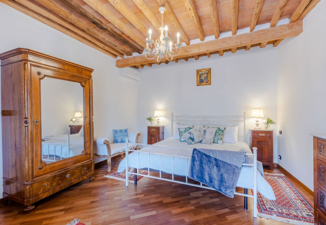 Apartment in Lucca - Casa La Guardia, a Classic 3 bedrooms Panoramic Apartment inside a Medieval tower dating back to 1100s within the Walls of Lucca