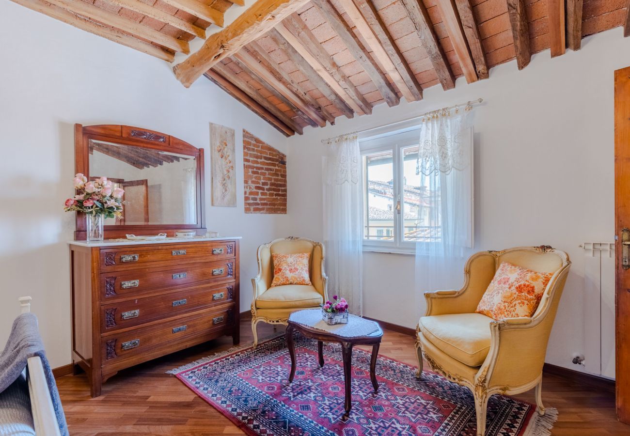 Apartment in Lucca - Casa La Guardia, a Classic 3 bedrooms Panoramic Apartment inside a Medieval tower dating back to 1100s within the Walls of Lucca