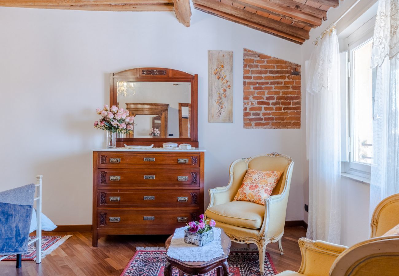 Apartment in Lucca - Casa La Guardia, a Classic 3 bedrooms Panoramic Apartment inside a Medieval tower dating back to 1100s within the Walls of Lucca