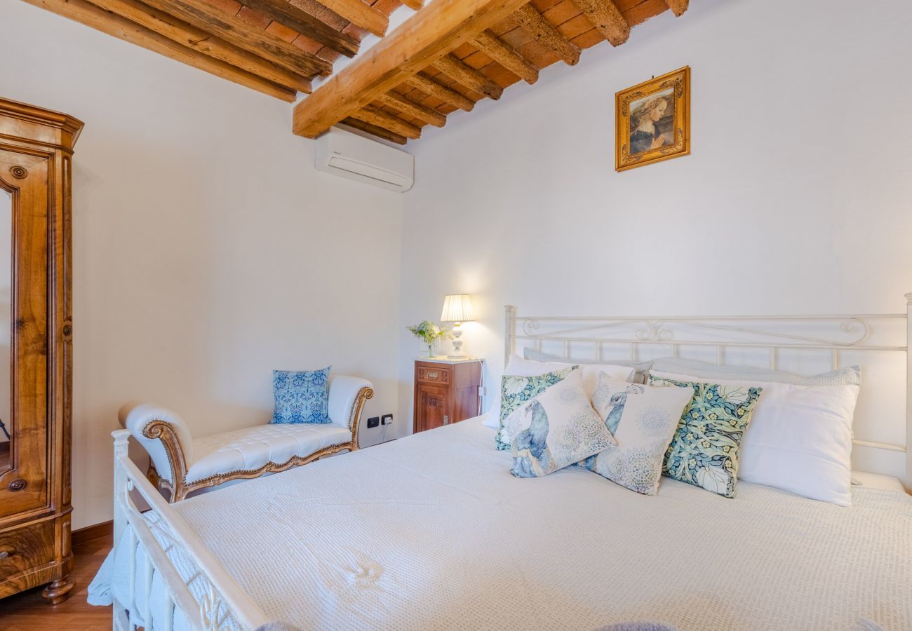 Apartment in Lucca - Casa La Guardia, a Classic 3 bedrooms Panoramic Apartment inside a Medieval tower dating back to 1100s within the Walls of Lucca