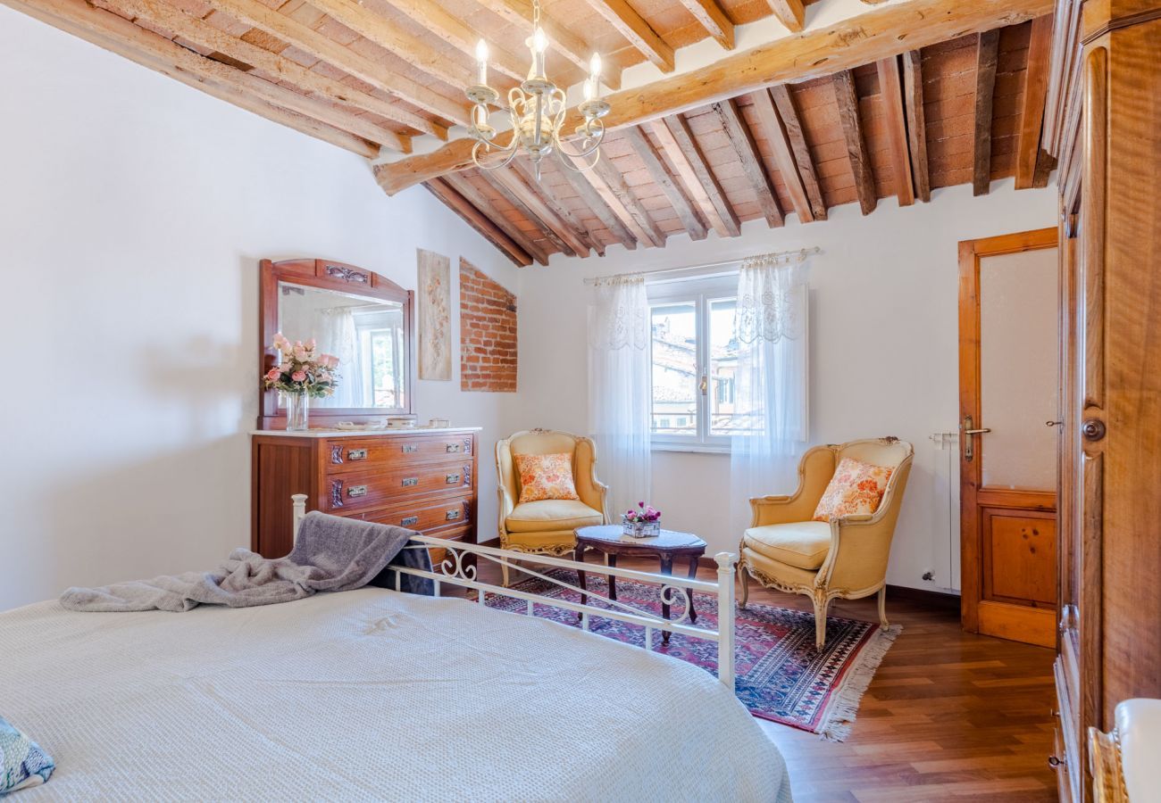 Apartment in Lucca - Casa La Guardia, a Classic 3 bedrooms Panoramic Apartment inside a Medieval tower dating back to 1100s within the Walls of Lucca