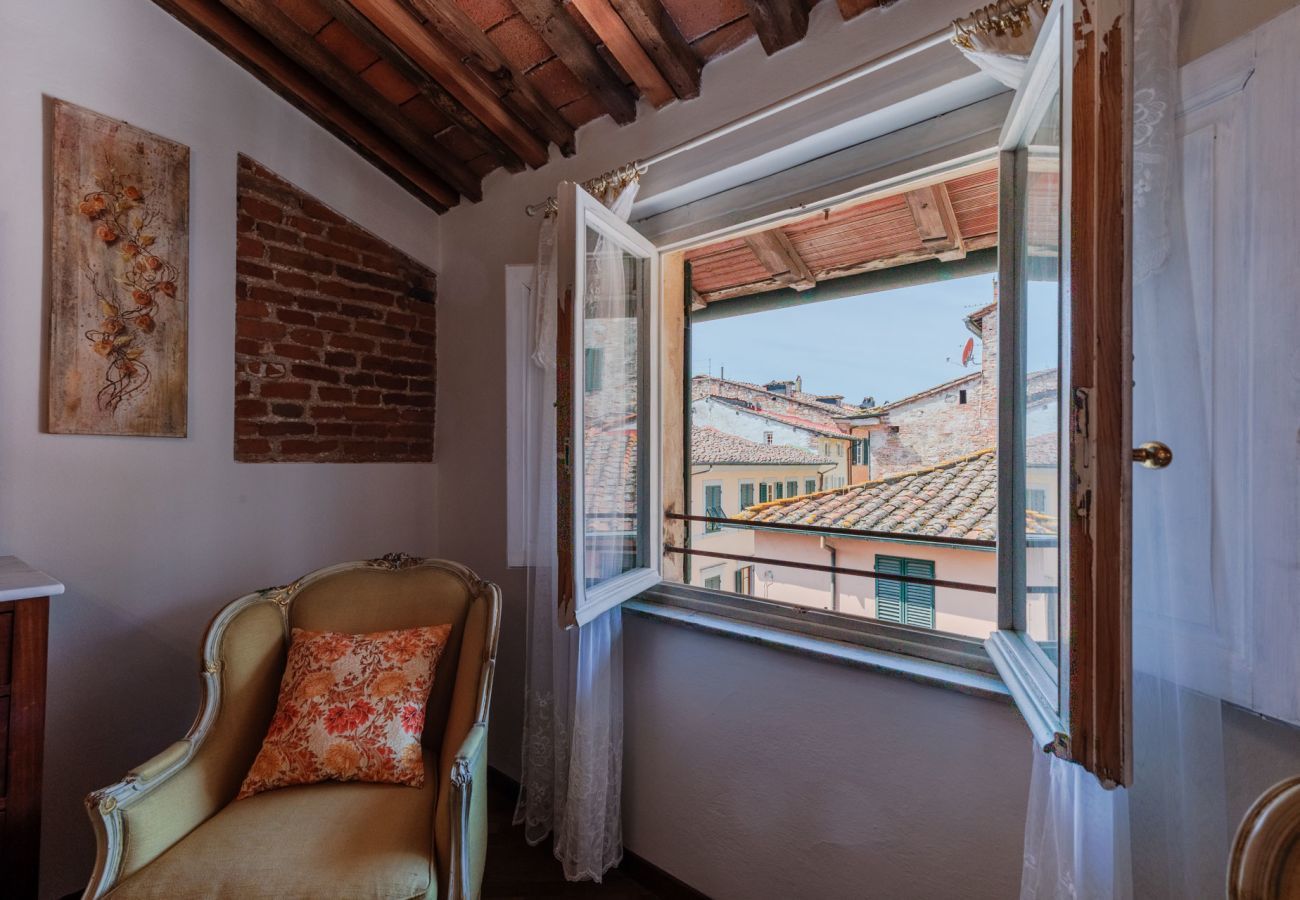 Apartment in Lucca - Casa La Guardia, a Classic 3 bedrooms Panoramic Apartment inside a Medieval tower dating back to 1100s within the Walls of Lucca