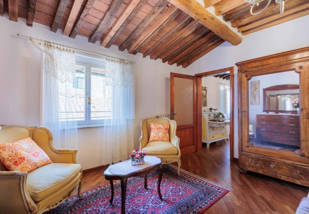 Apartment in Lucca - Casa La Guardia, a Classic 3 bedrooms Panoramic Apartment inside a Medieval tower dating back to 1100s within the Walls of Lucca