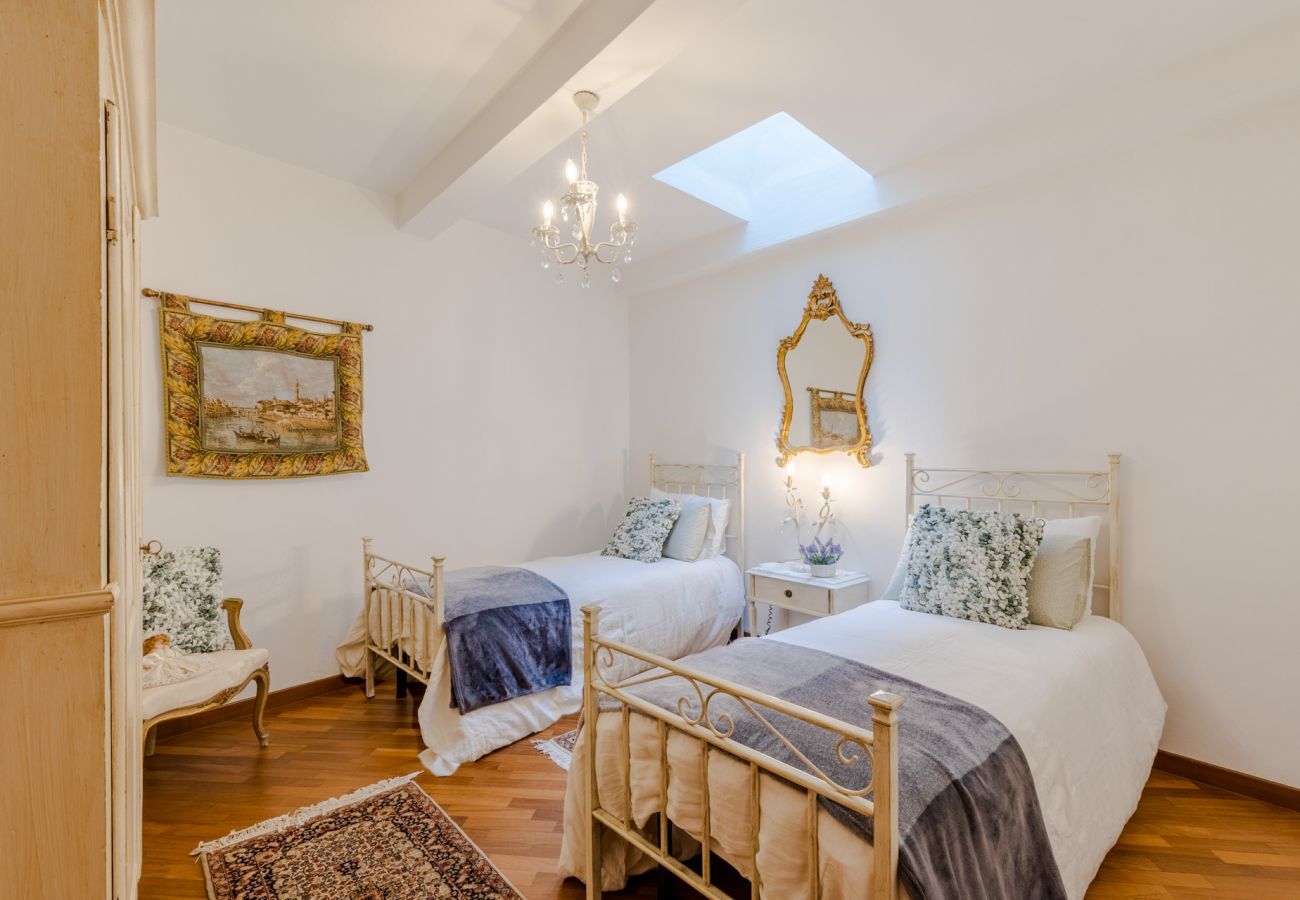 Apartment in Lucca - Casa La Guardia, a Classic 3 bedrooms Panoramic Apartment inside a Medieval tower dating back to 1100s within the Walls of Lucca