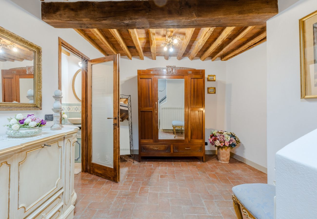 Apartment in Lucca - Casa La Guardia, a Classic 3 bedrooms Panoramic Apartment inside a Medieval tower dating back to 1100s within the Walls of Lucca