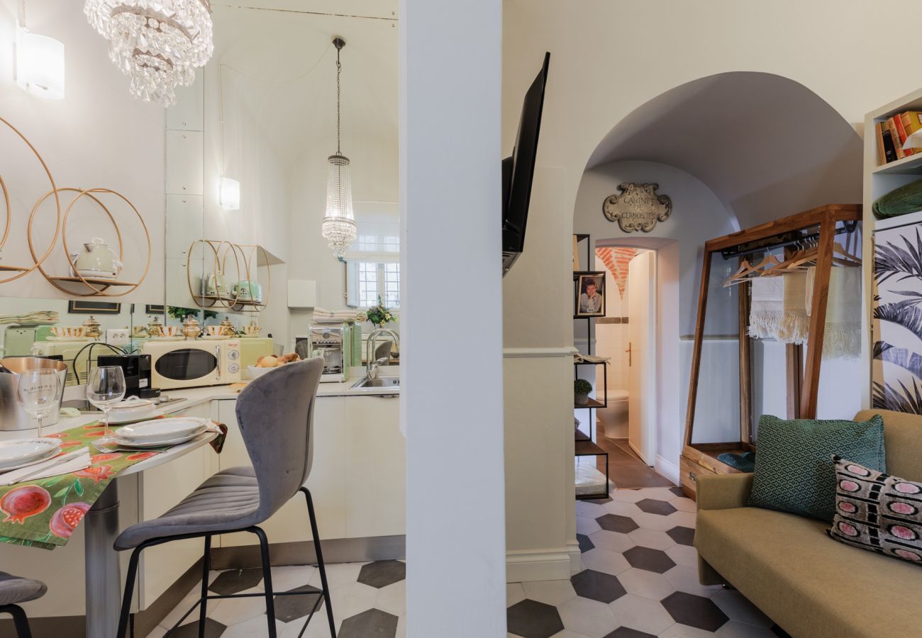 Apartment in Lucca - Busdraghi Studio, a stylish studio along Via Fillungo inside the walls of Lucca05