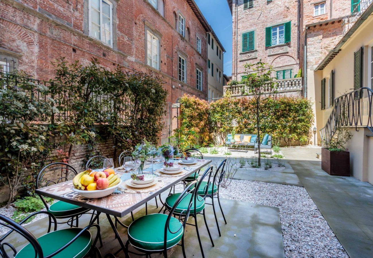 Apartment in Lucca - The Healing Garden, 4 bedrooms Villa inside the Walls