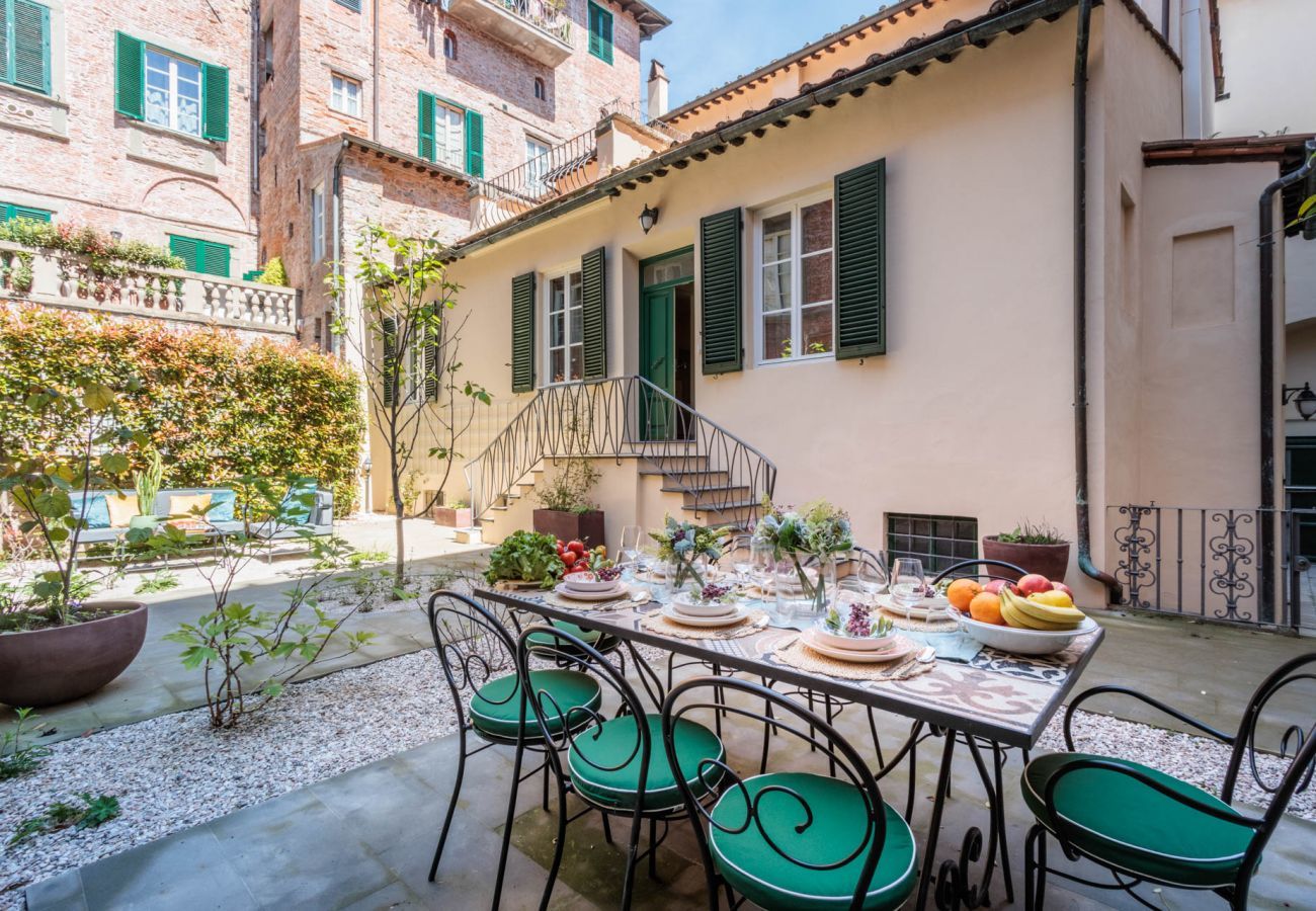 Apartment in Lucca - The Healing Garden, 4 bedrooms Villa inside the Walls