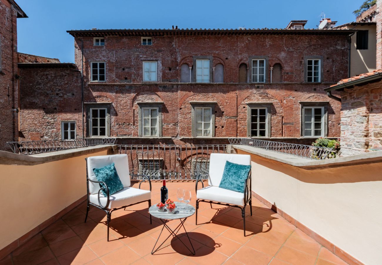 Apartment in Lucca - The Healing Garden, 4 bedrooms Villa inside the Walls