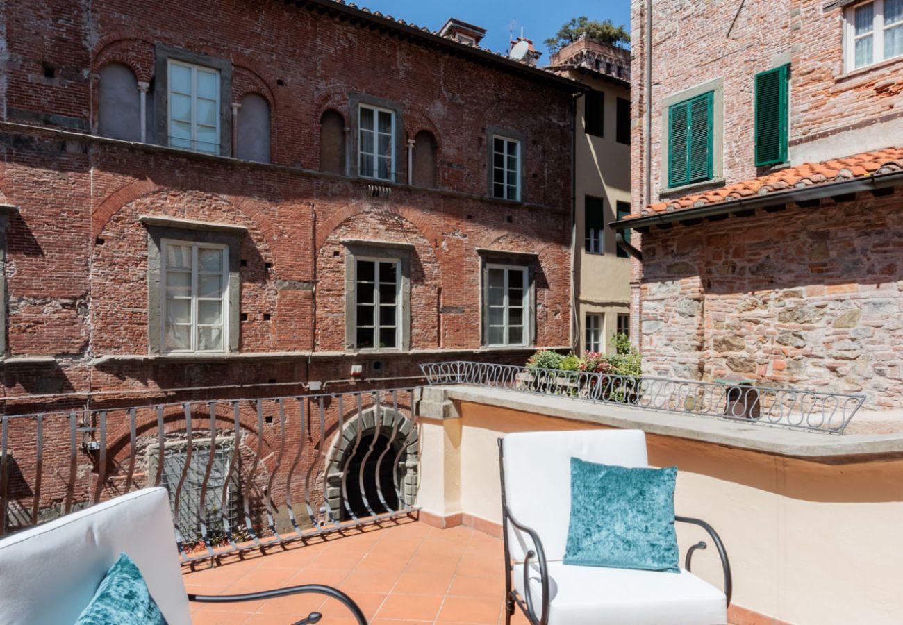 Apartment in Lucca - The Healing Garden, 4 bedrooms Villa inside the Walls