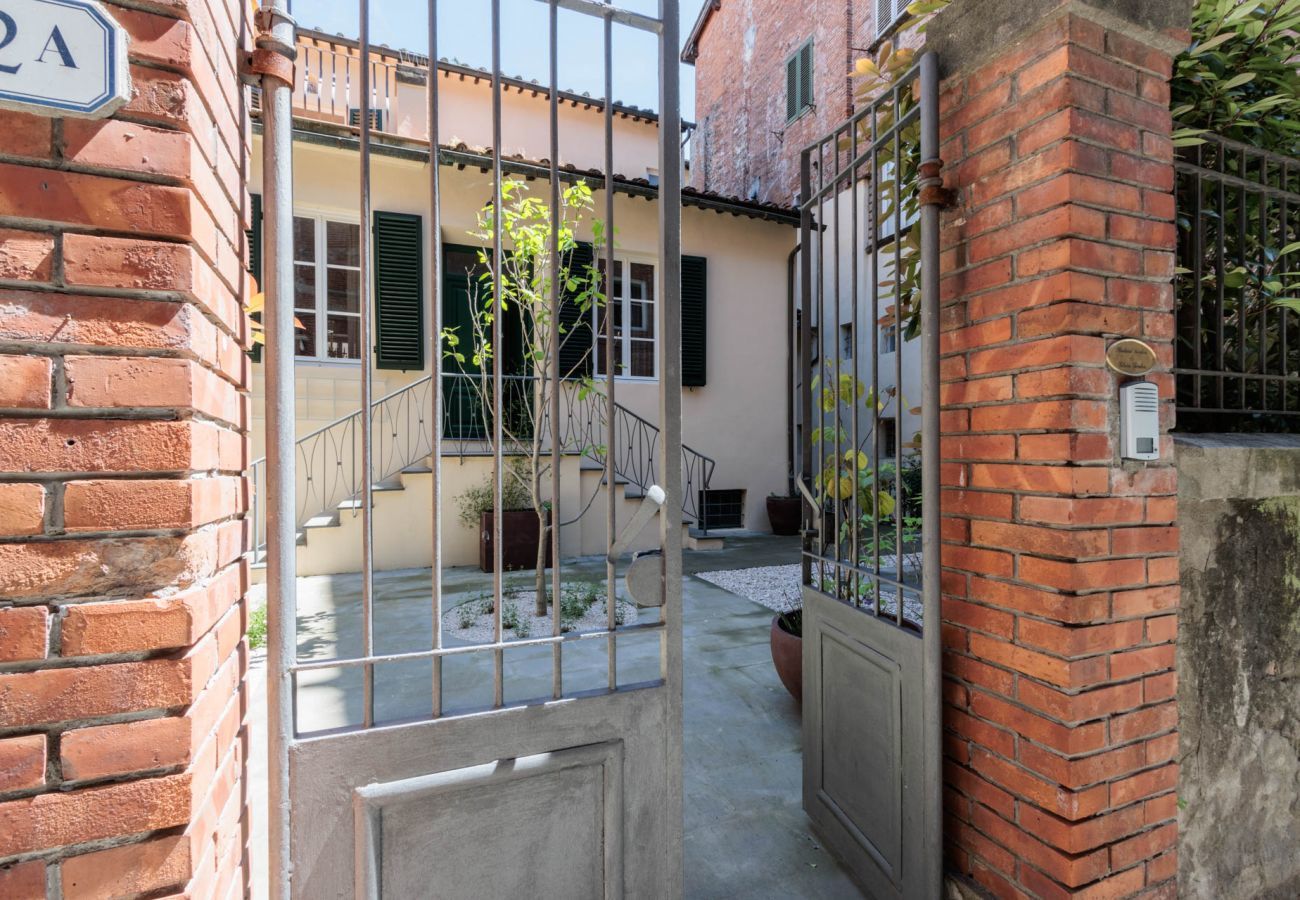 Apartment in Lucca - The Healing Garden, 4 bedrooms Villa inside the Walls