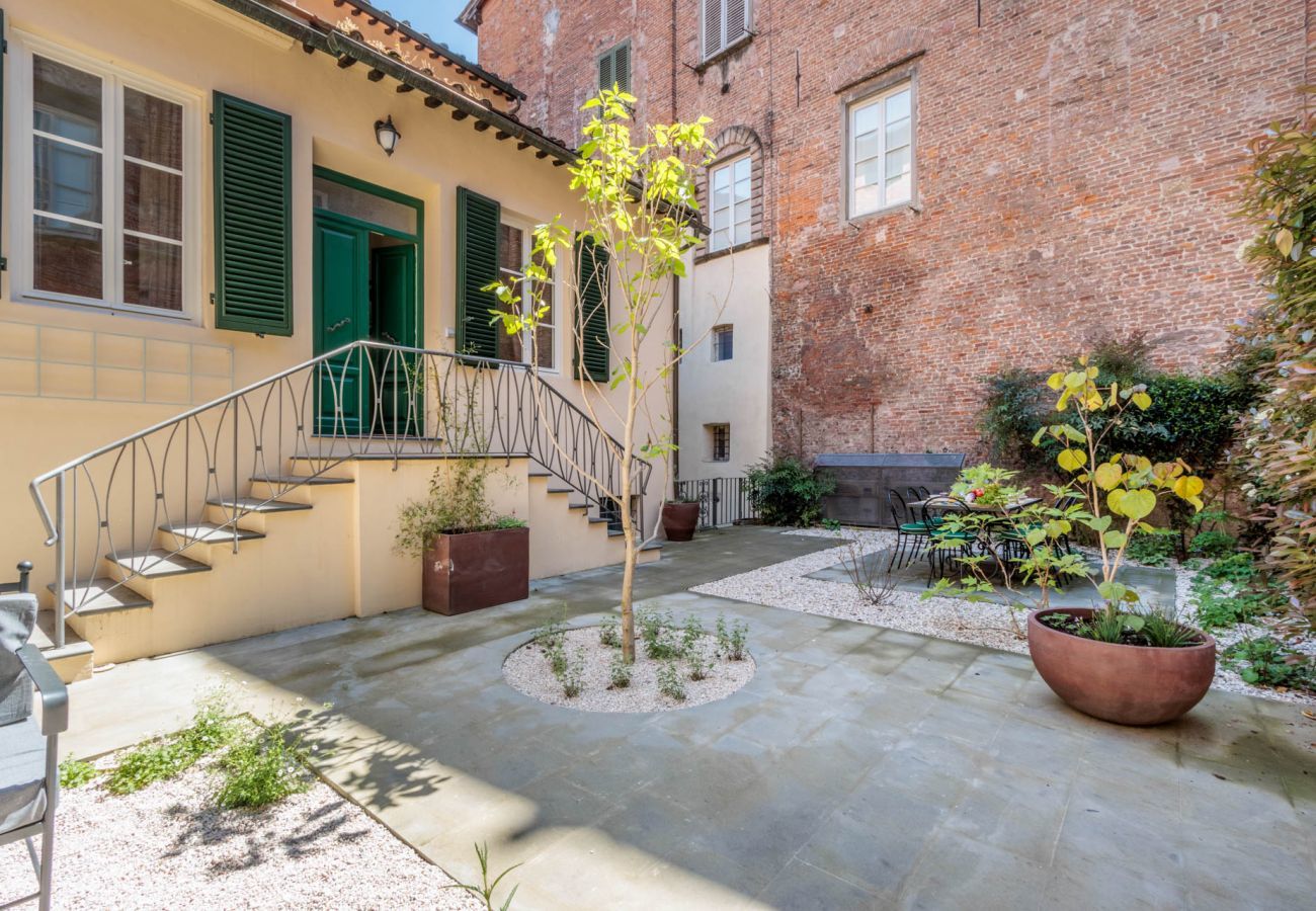 Apartment in Lucca - The Healing Garden, 4 bedrooms Villa inside the Walls