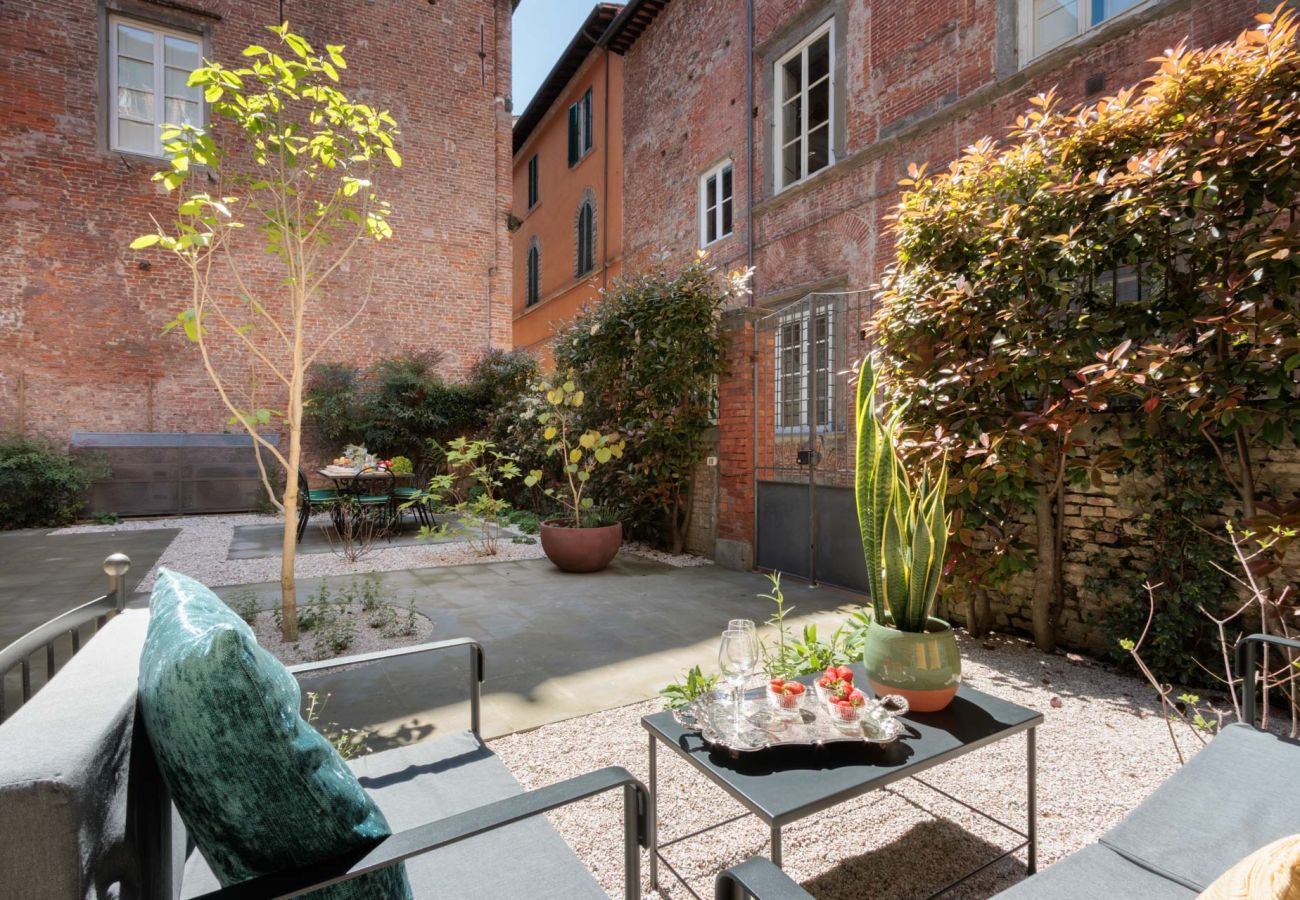 Apartment in Lucca - The Healing Garden, 4 bedrooms Villa inside the Walls