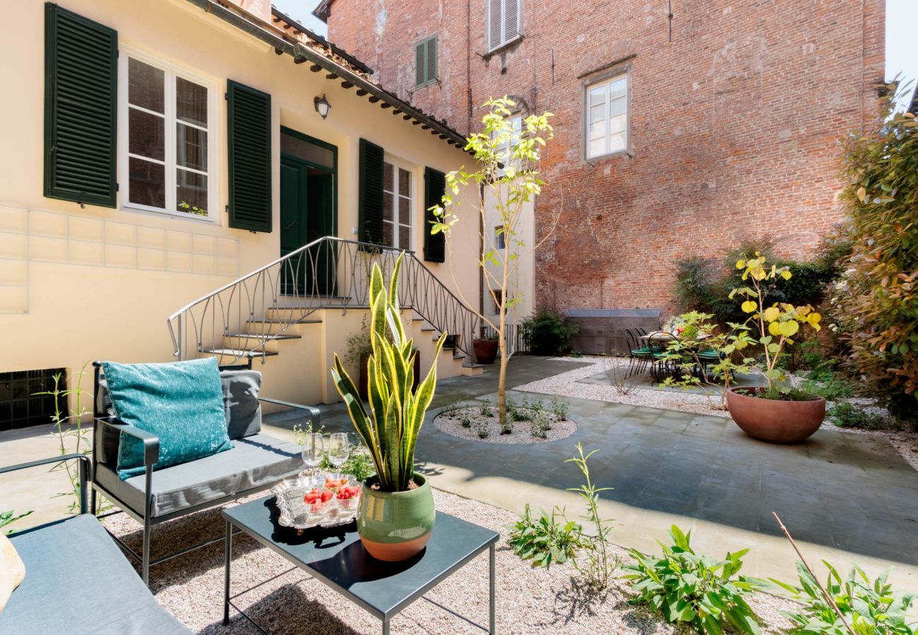 Apartment in Lucca - The Healing Garden, 4 bedrooms Villa inside the Walls