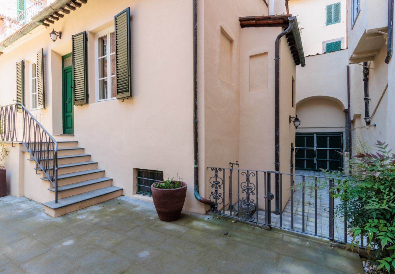 Apartment in Lucca - The Healing Garden, 4 bedrooms Villa inside the Walls