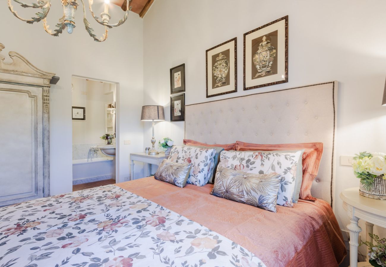 Villa in Lucca - Villa Francigena Luxury 10 bedroom Farmhouse Villa