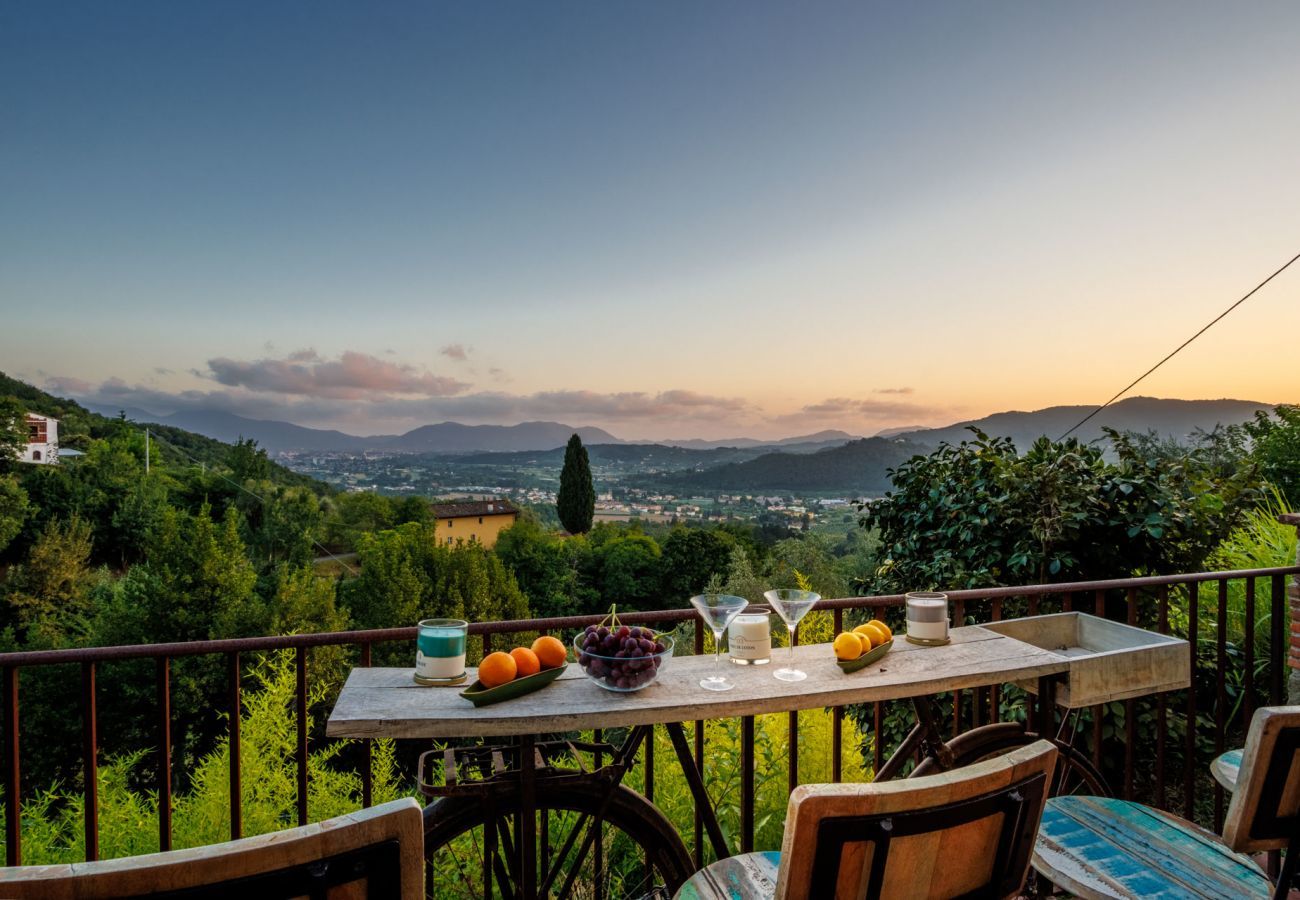 Villa in Lucca - Villa Alice, panoramic stone farmhouse to sleep 10 with pool in Lucca