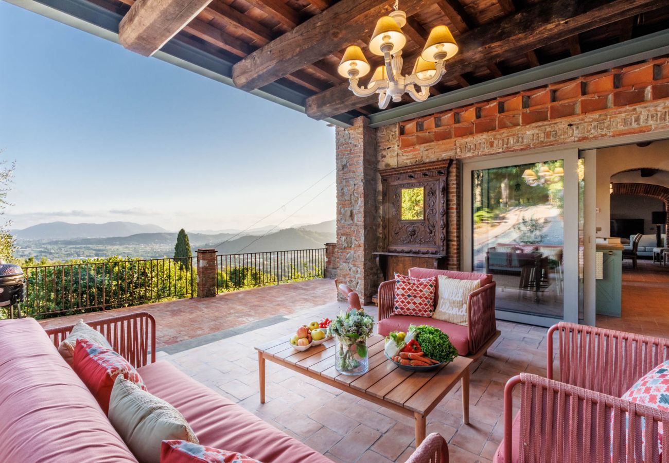 Villa in Lucca - Villa Alice, panoramic stone farmhouse to sleep 10 with pool in Lucca