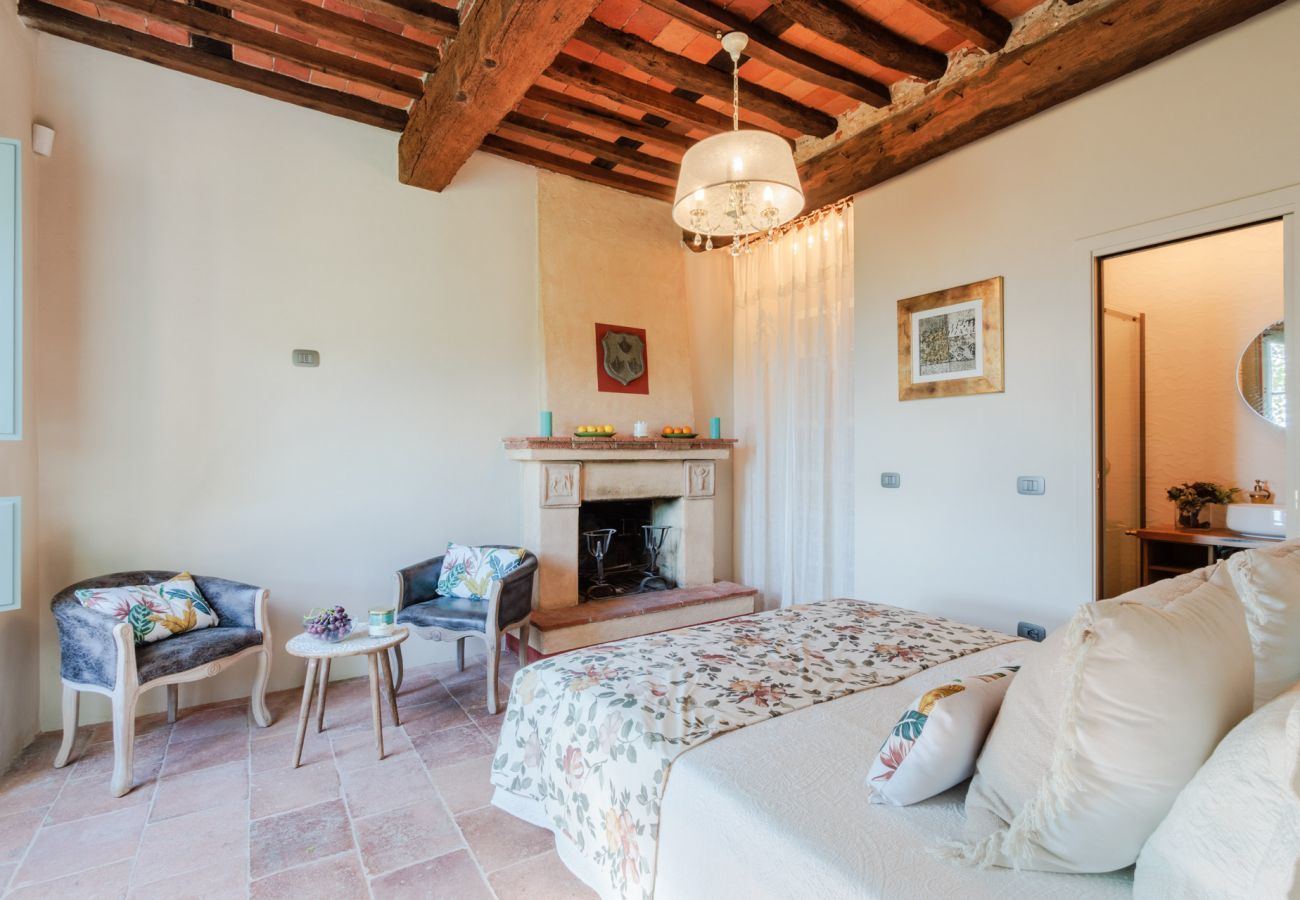 Villa in Lucca - Villa Alice, panoramic stone farmhouse to sleep 10 with pool in Lucca