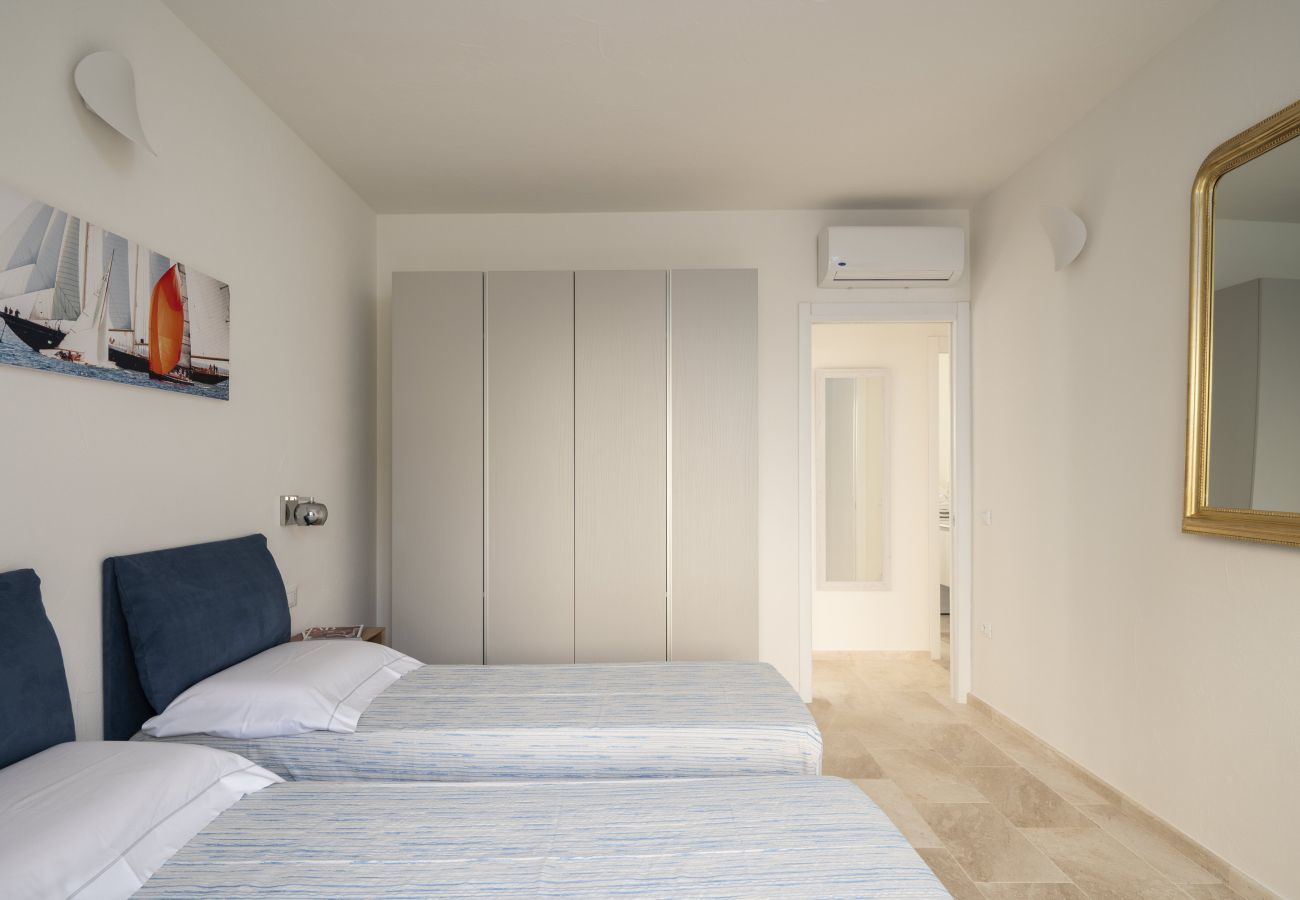 Bellevue 36A Twin bedroom with wardrobe in villa in Budoni