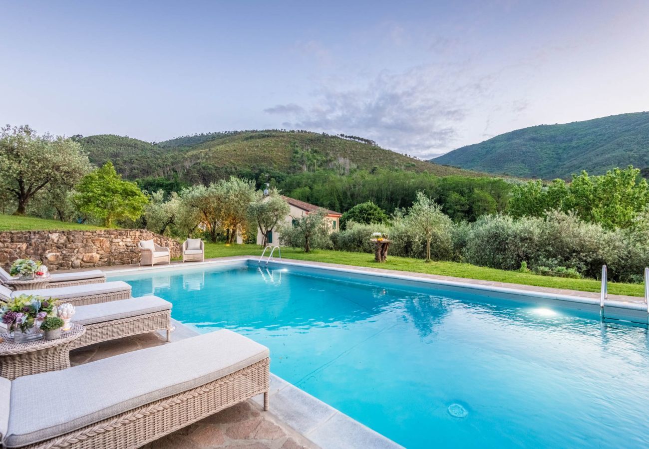 Villa in Capannori - Citrus Charm Farmhouse, a Country Villa with Pool on the hills of Lucca