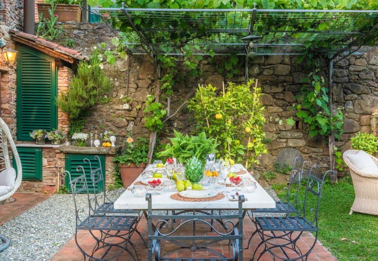 Villa in Capannori - Citrus Charm Farmhouse, a Country Villa with Pool on the hills of Lucca