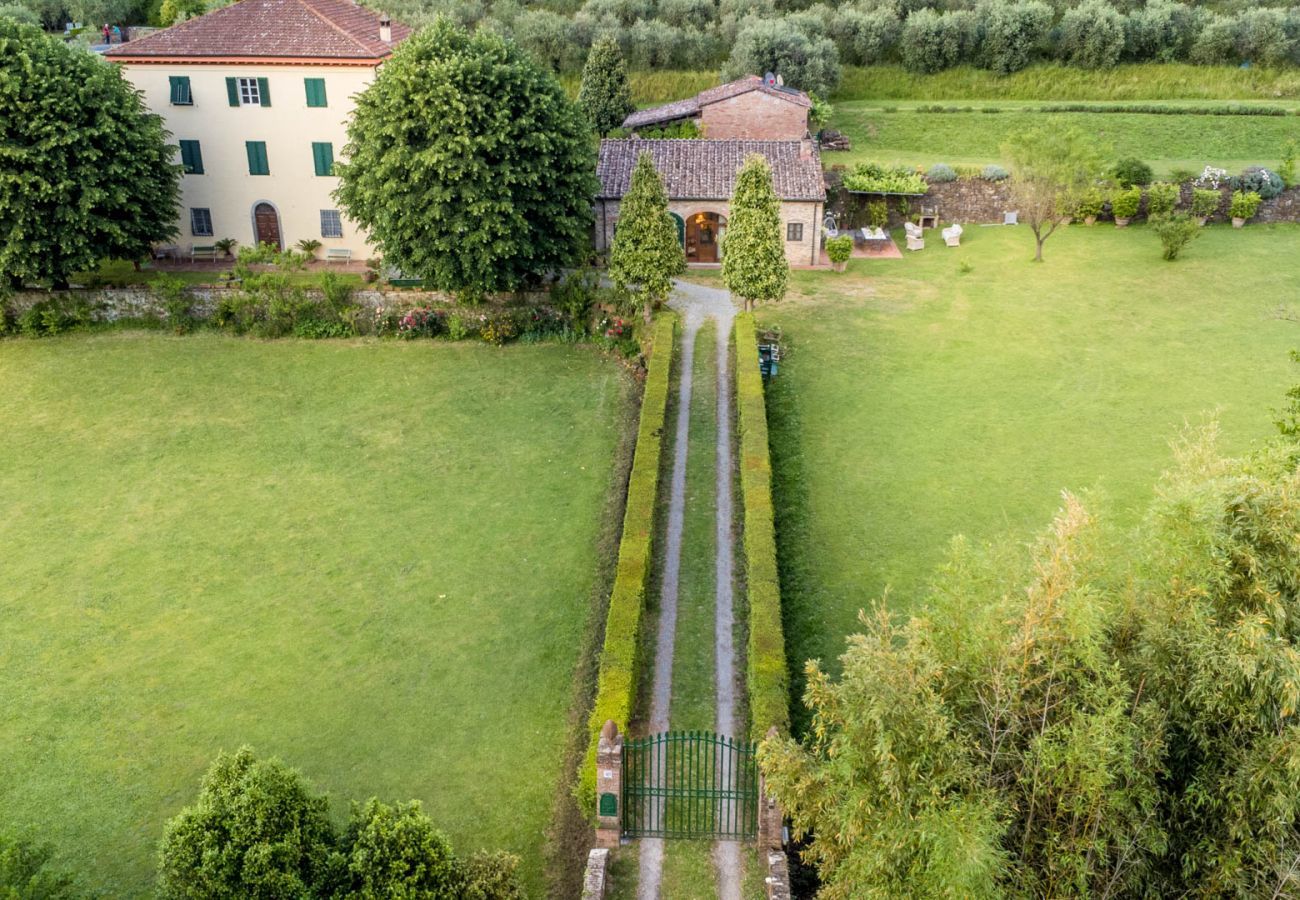 Villa in Capannori - Citrus Charm Farmhouse, a Country Villa with Pool on the hills of Lucca