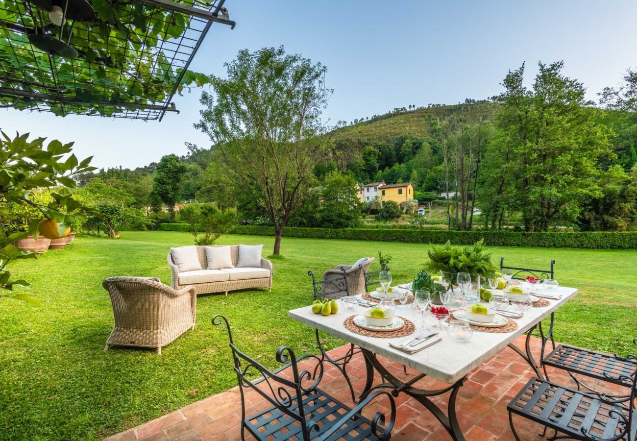 Villa in Capannori - Citrus Charm Farmhouse, a Country Villa with Pool on the hills of Lucca