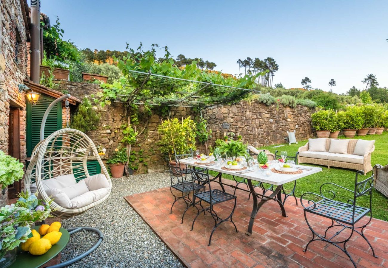 Villa in Capannori - Citrus Charm Farmhouse, a Country Villa with Pool on the hills of Lucca