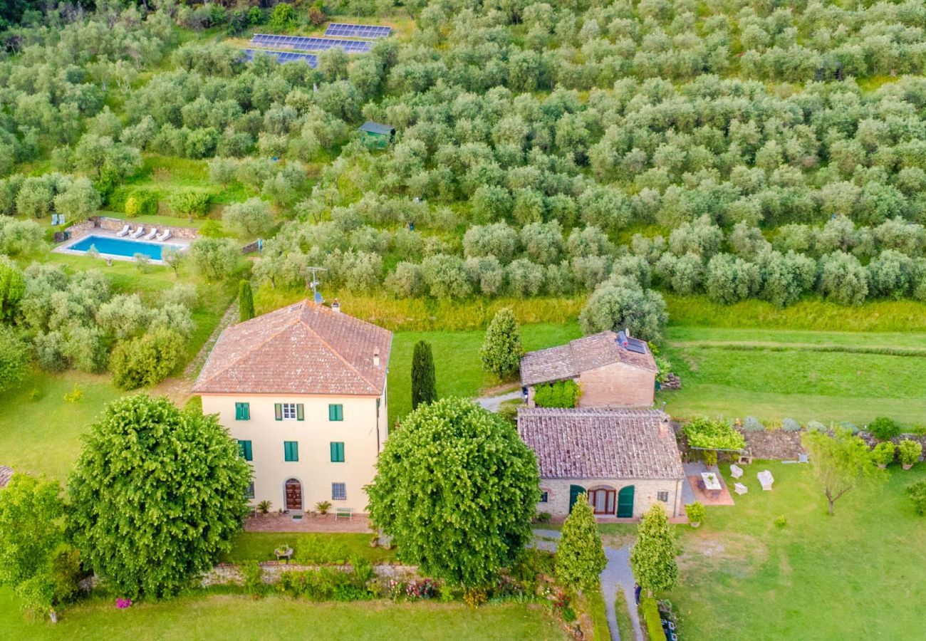 Villa in Capannori - Citrus Charm Farmhouse, a Country Villa with Pool on the hills of Lucca