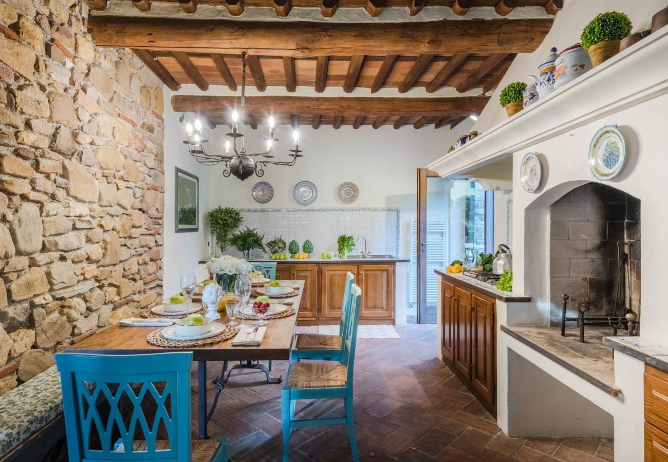 Villa in Capannori - Citrus Charm Farmhouse, a Country Villa with Pool on the hills of Lucca