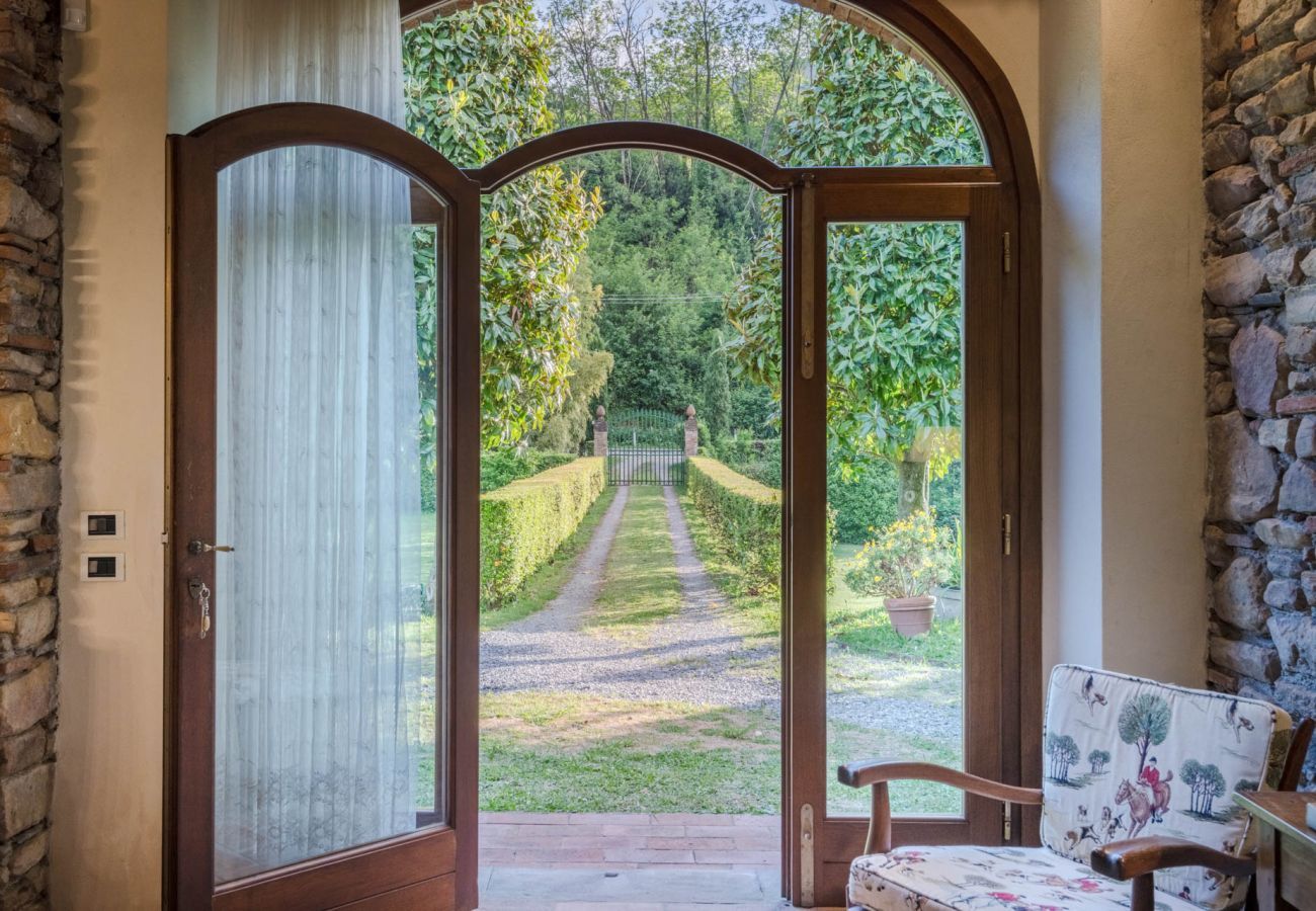 Villa in Capannori - Citrus Charm Farmhouse, a Country Villa with Pool on the hills of Lucca