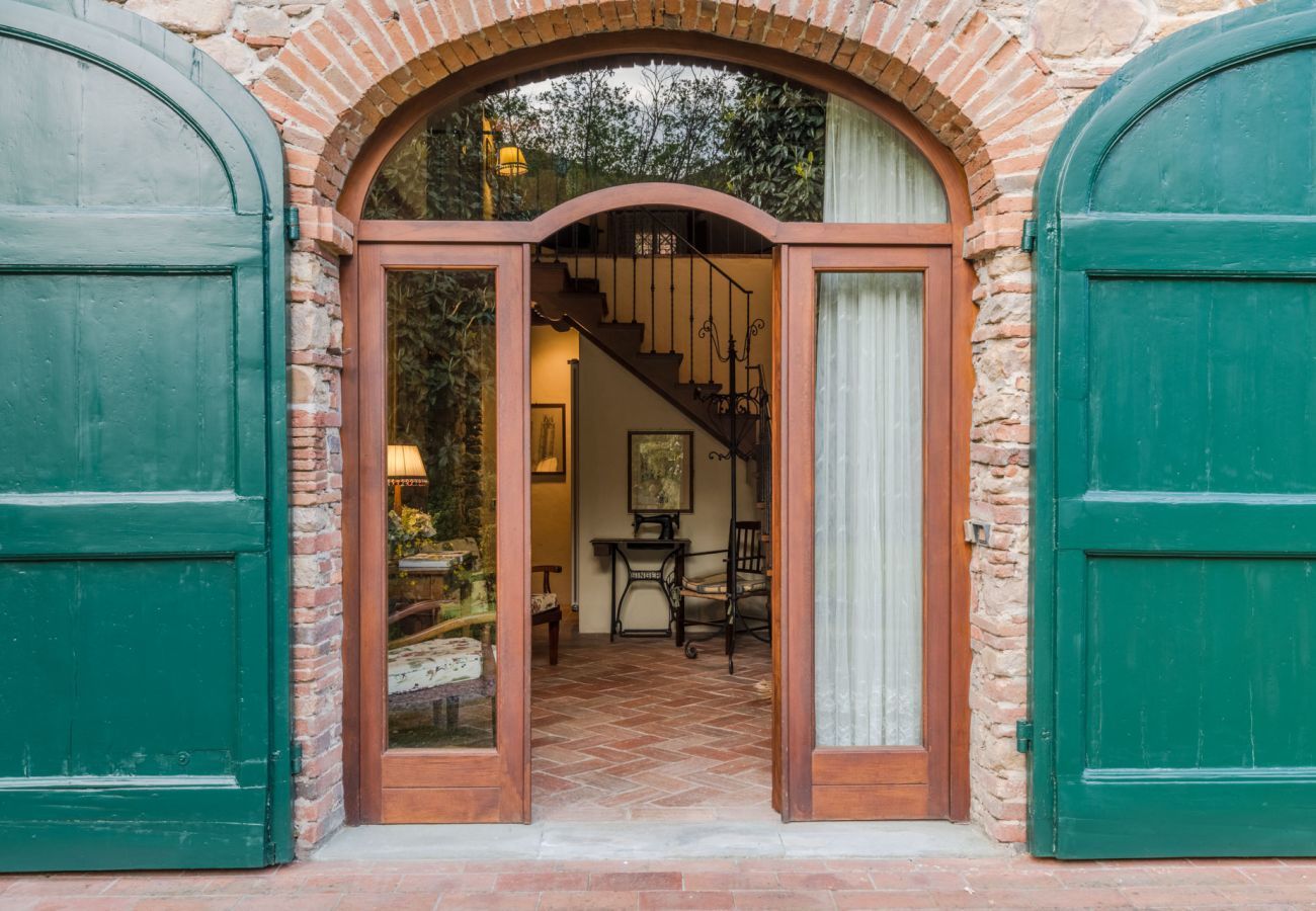 Villa in Capannori - Citrus Charm Farmhouse, a Country Villa with Pool on the hills of Lucca