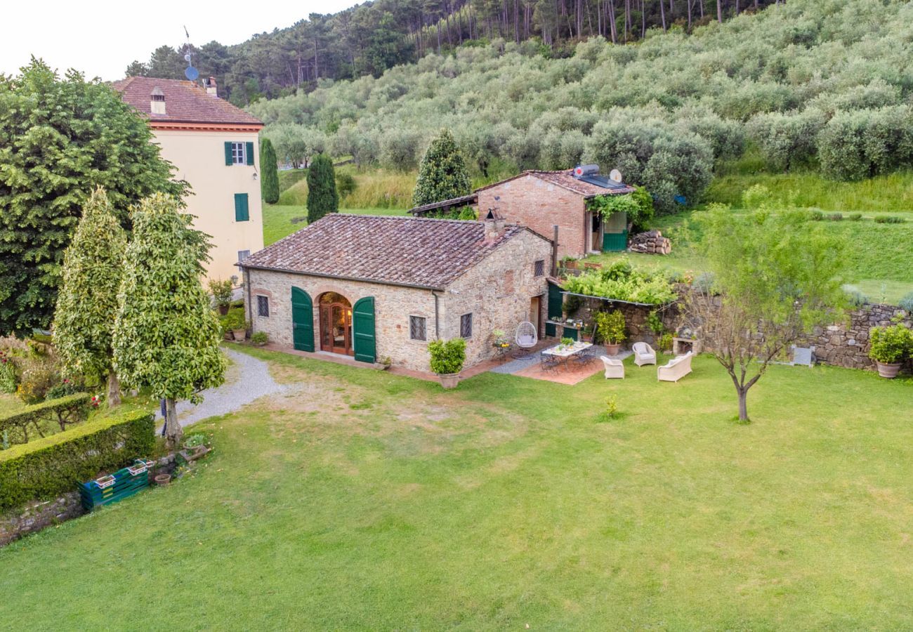 Villa in Capannori - Citrus Charm Farmhouse, a Country Villa with Pool on the hills of Lucca