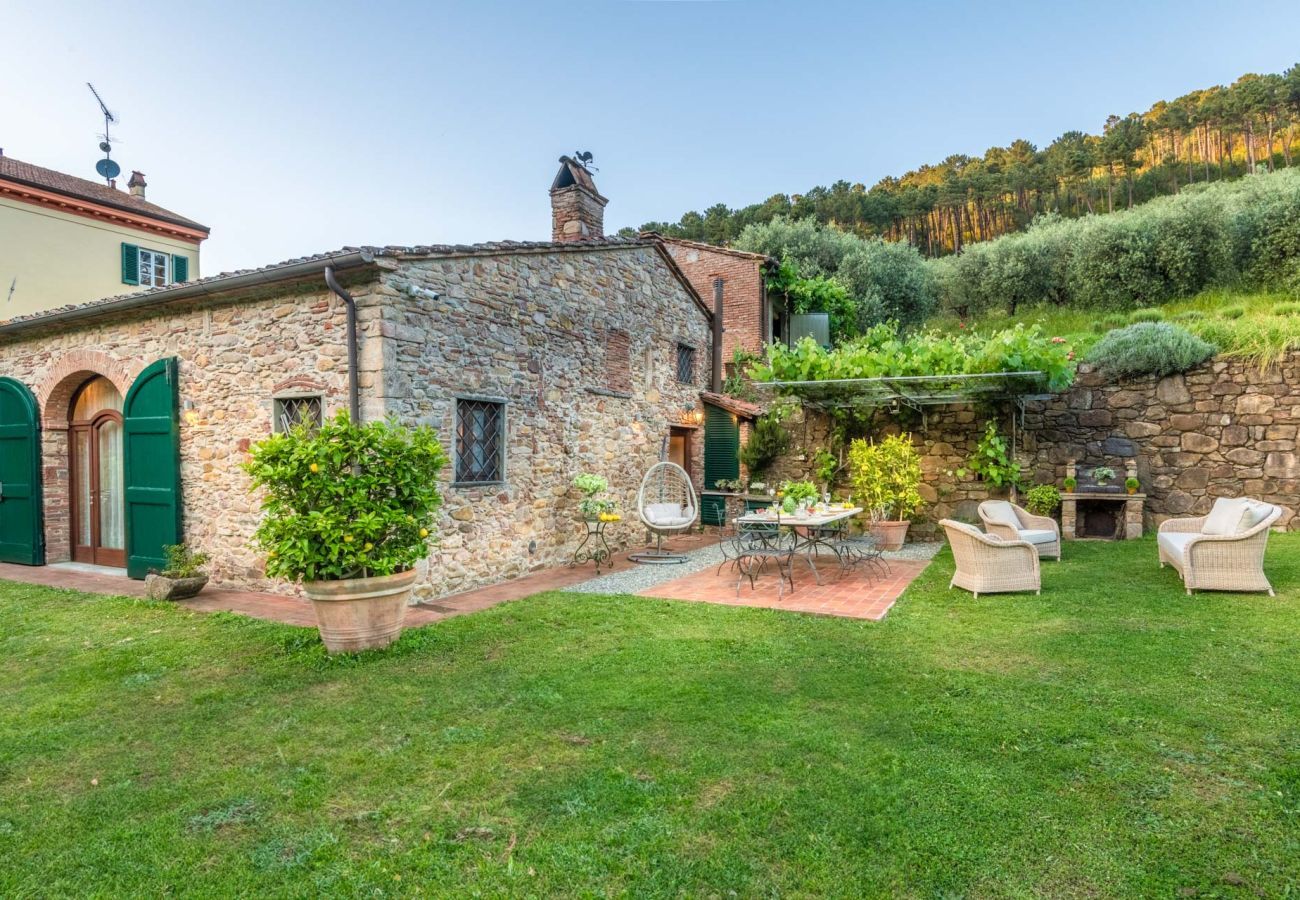 Villa in Capannori - Citrus Charm Farmhouse, a Country Villa with Pool on the hills of Lucca