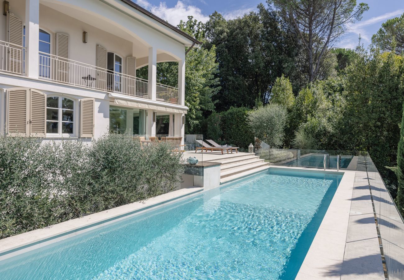 Villa in Lucca - Villa Ivona Modern Luxury Classic Villa with Private Pool and panoramic views in 3 kms from Lucca Walls