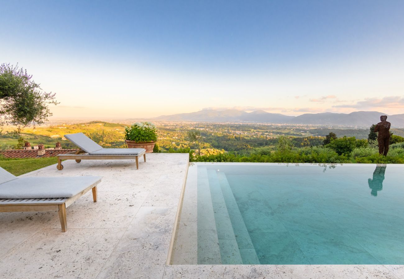 Villa in Lucca - Villa Sunset, Luxury Farmhouse with Infinity Pool and Incredible Views in Lucca