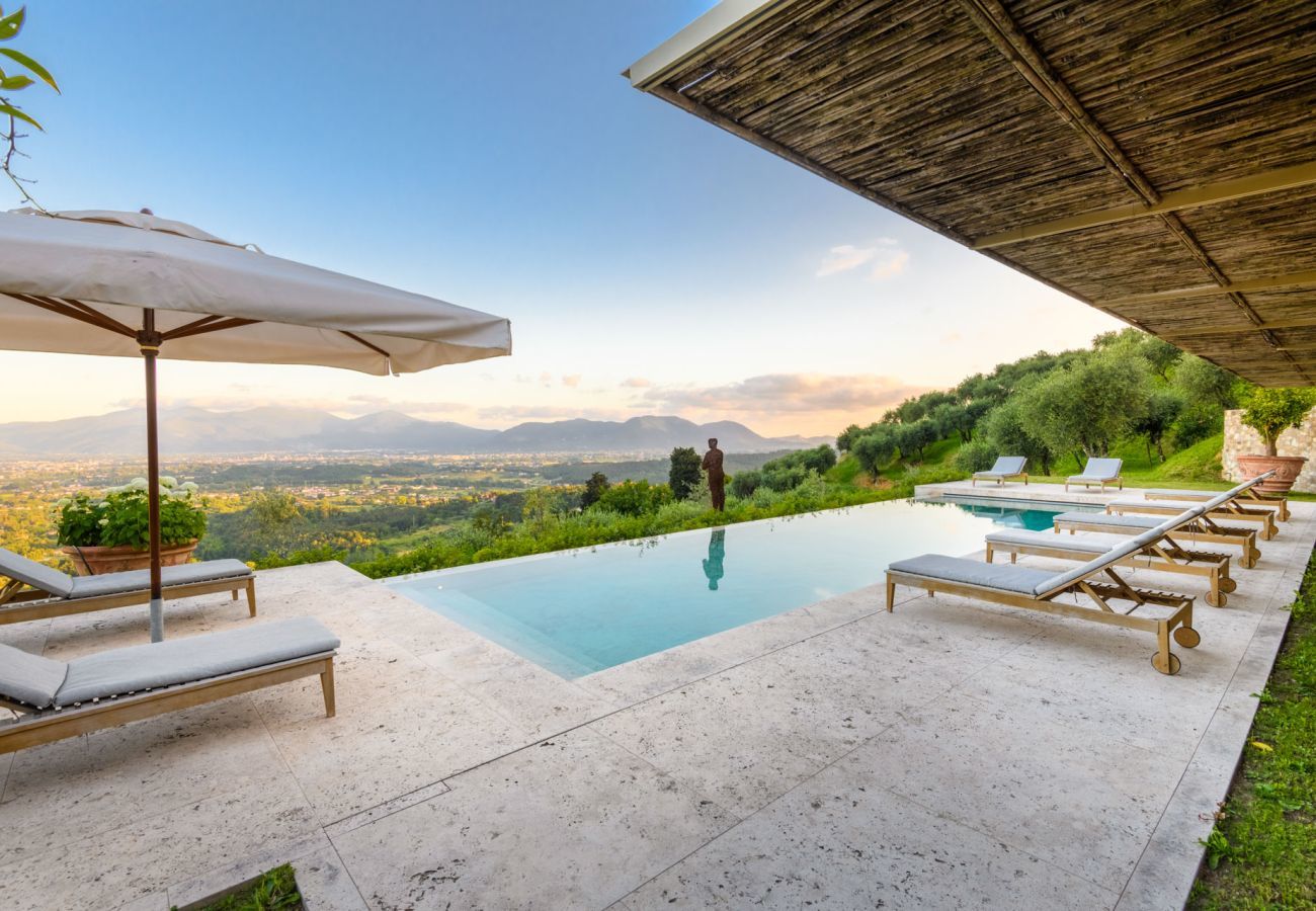 Villa in Lucca - Villa Sunset, Luxury Farmhouse with Infinity Pool and Incredible Views in Lucca