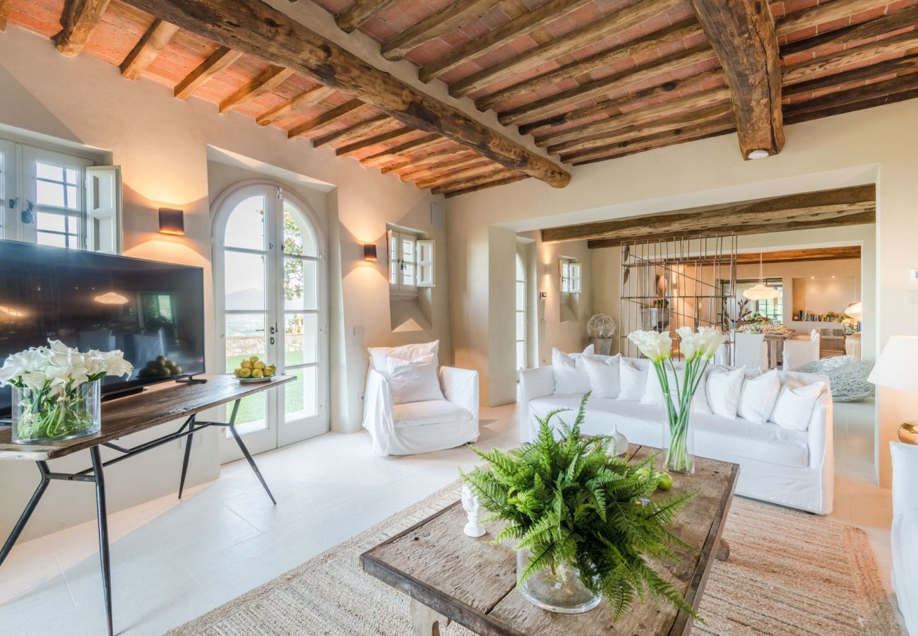 Villa in Lucca - Villa Sunset, Luxury Farmhouse with Infinity Pool and Incredible Views in Lucca