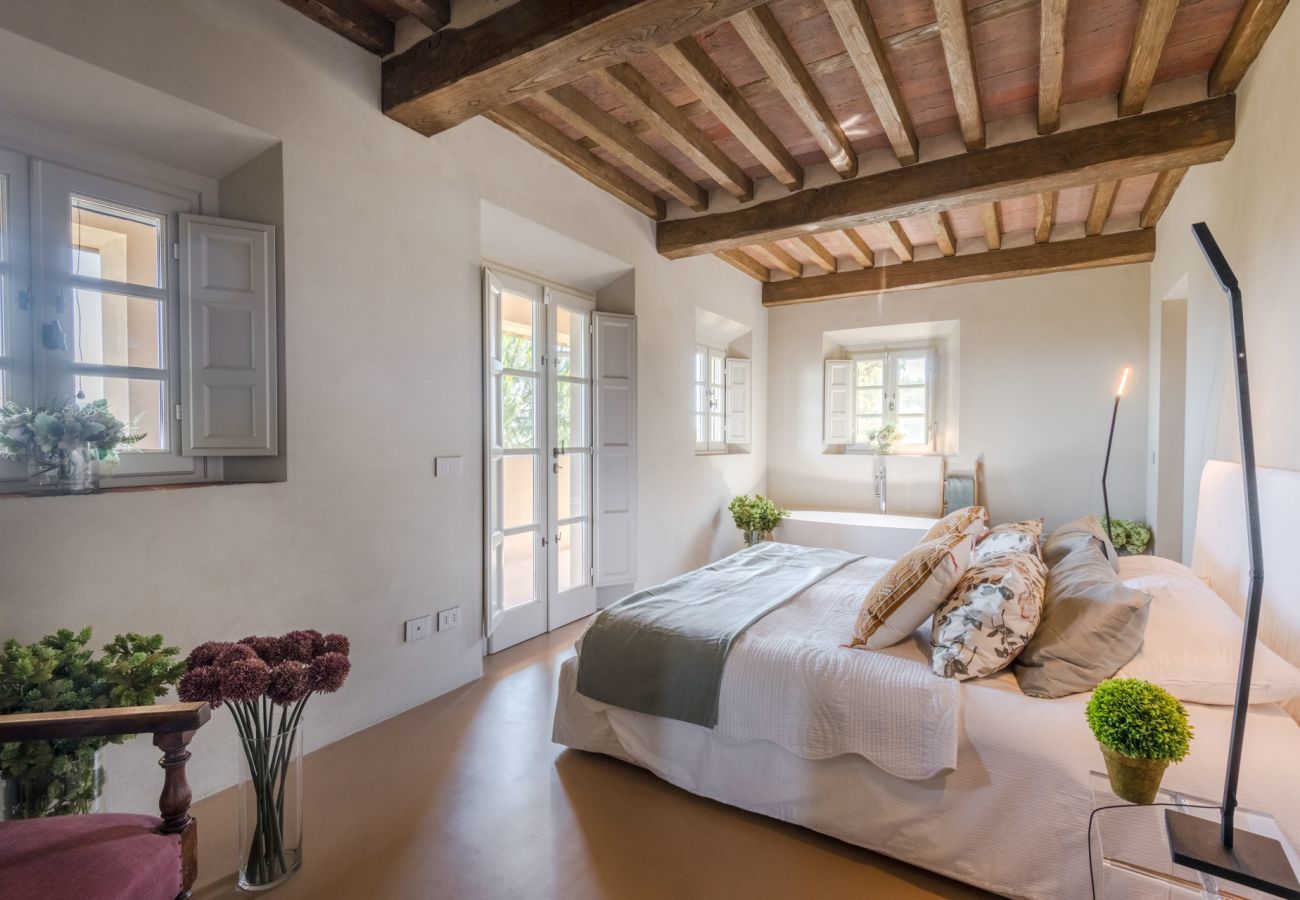 Villa in Lucca - Villa Sunset, Luxury Farmhouse with Infinity Pool and Incredible Views in Lucca