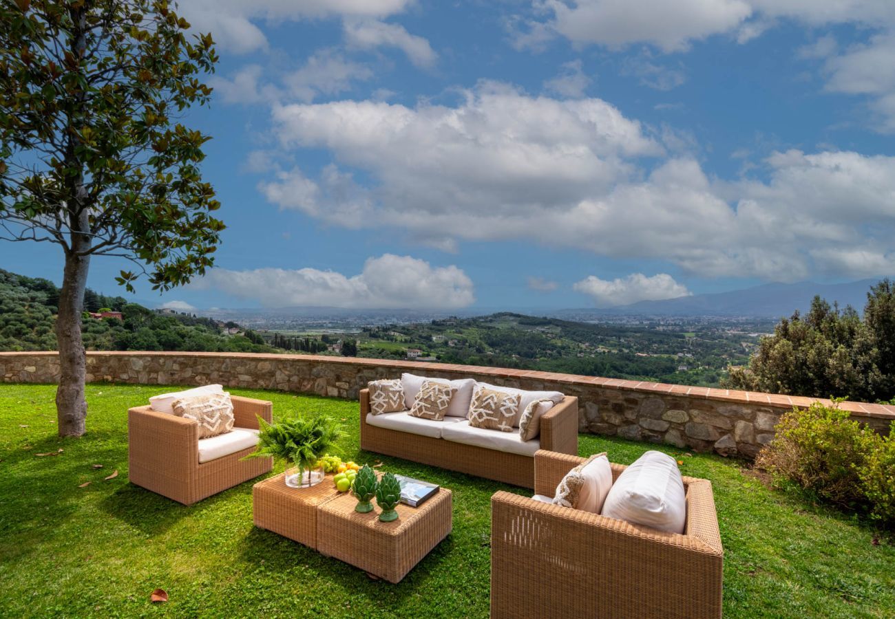 Villa in Lucca - Villa Sunset, Luxury Farmhouse with Infinity Pool and Incredible Views in Lucca