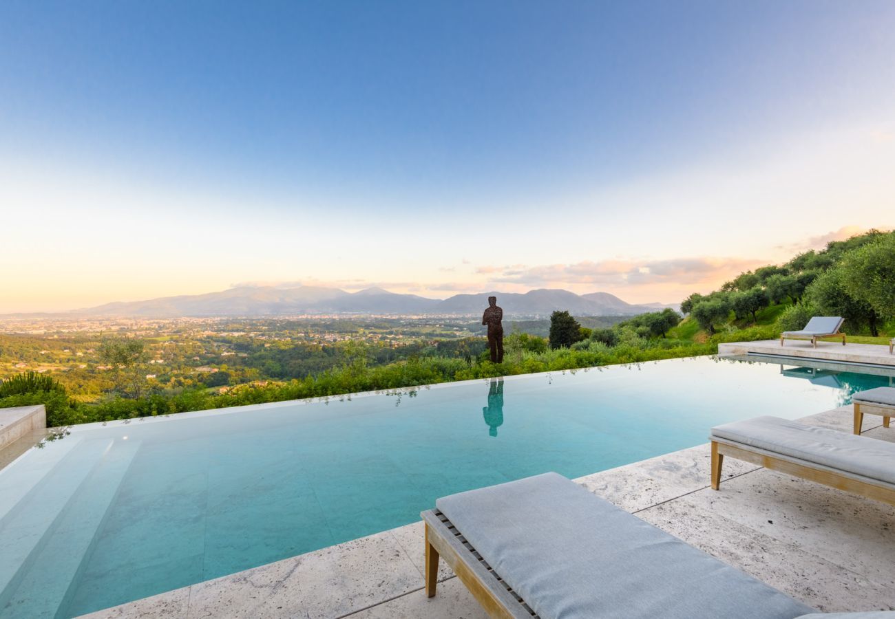 Villa in Lucca - Villa Sunset, Luxury Farmhouse with Infinity Pool and Incredible Views in Lucca