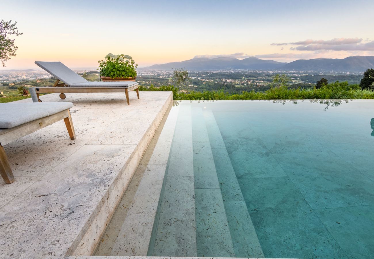 Villa in Lucca - Villa Sunset, Luxury Farmhouse with Infinity Pool and Incredible Views in Lucca