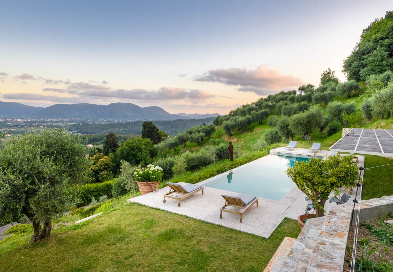 Villa in Lucca - Villa Sunset, Luxury Farmhouse with Infinity Pool and Incredible Views in Lucca