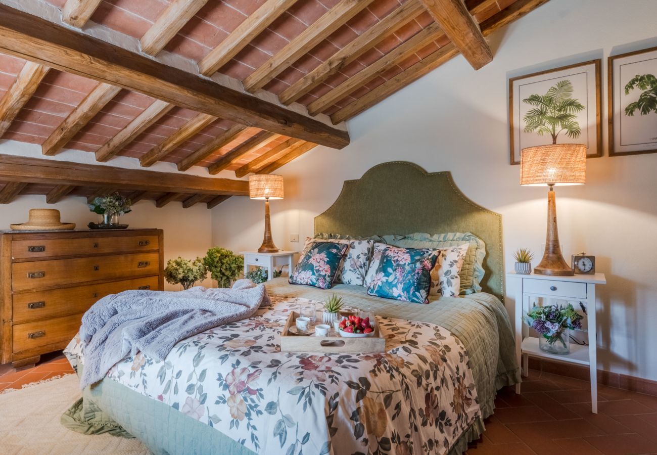 Villa in Pescaglia - Charming Farmhouse with Private Pool and View in Lucca