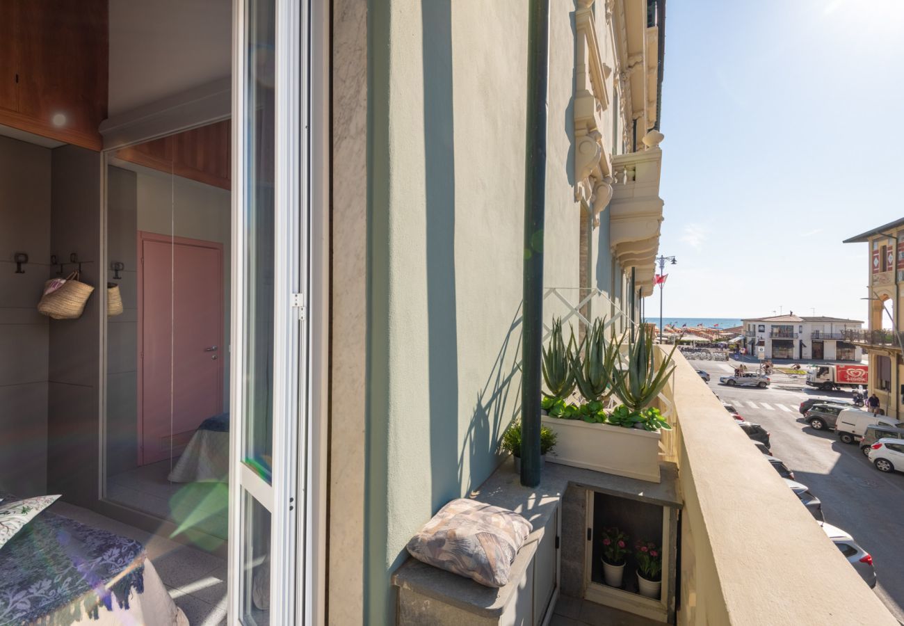 Apartment in Viareggio - Beachfront 3 Bedrooms Apartment with Terrace in Viareggio