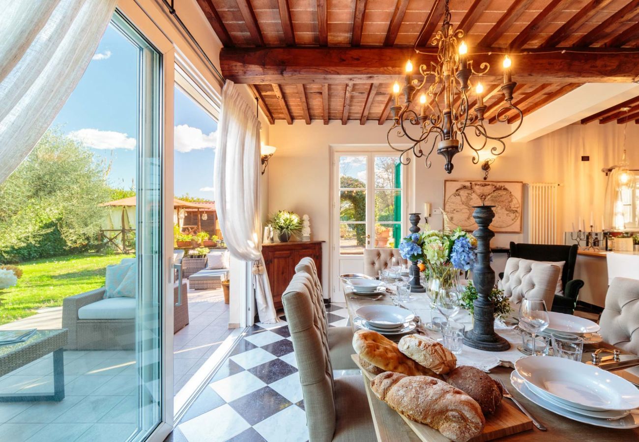 Villa à Capannori - VILLA CATIA Farmhouse. 3 Luxury Bedrooms, a Pool, a Jacuzzi and a Dream-Like Getaway Experience